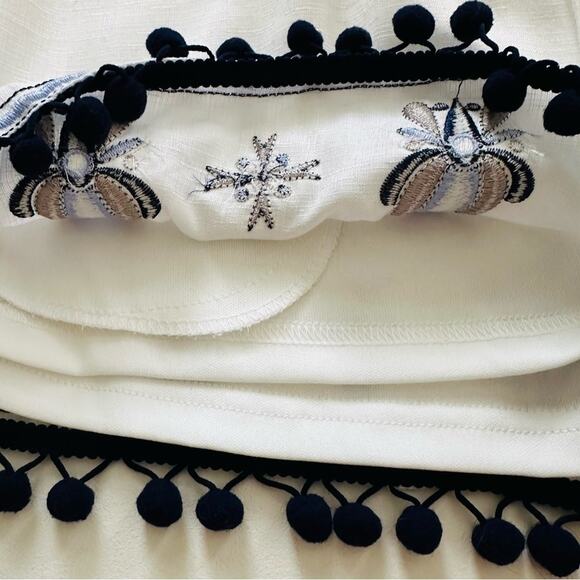 Miami Blue White Floral Embroidered Pockets Tie Pom Pom Hem Shorts Small NEW - Picture 10 of 12